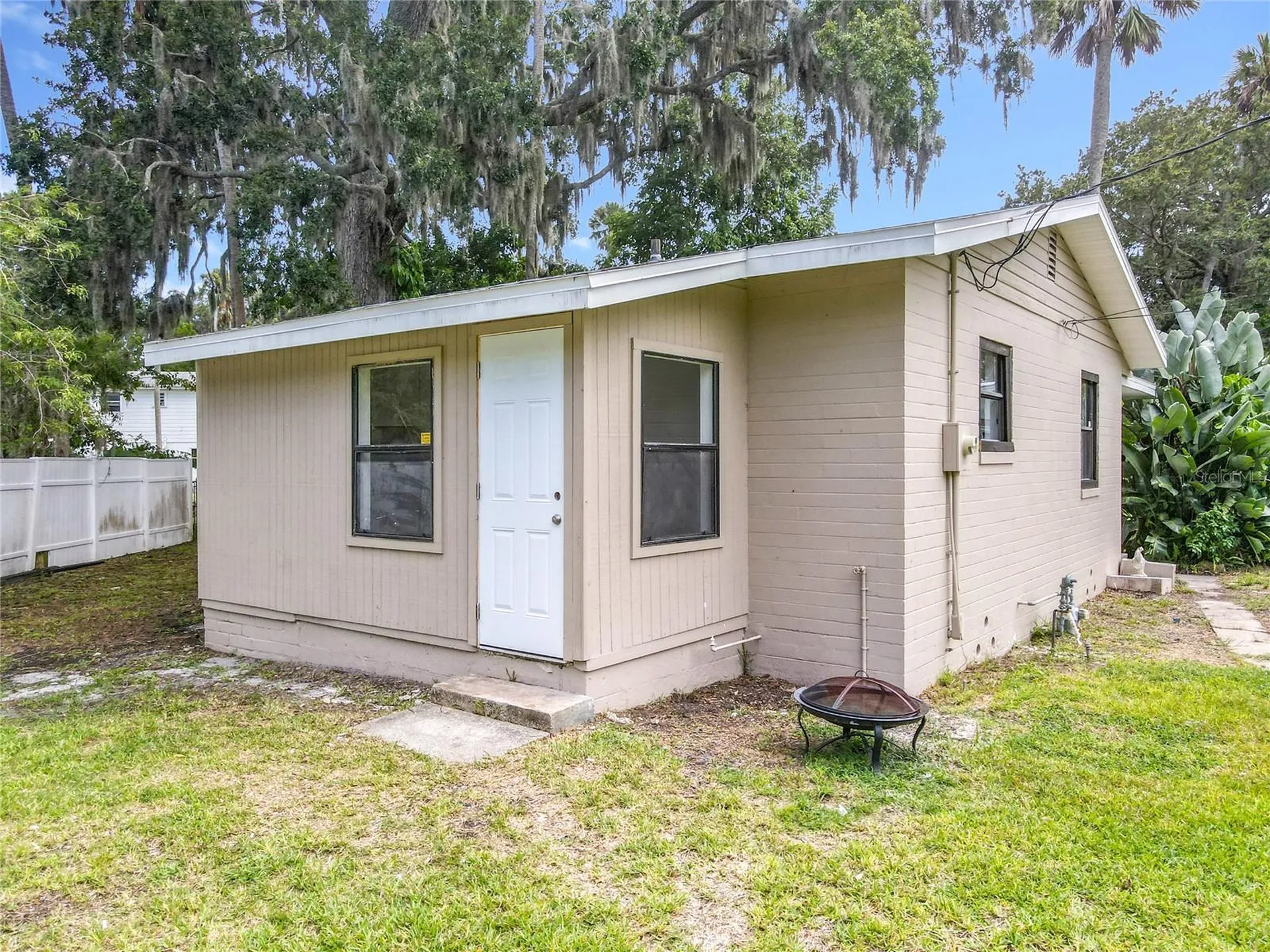 633 1/2 Elm Avenue Daytona Beach FL 32117