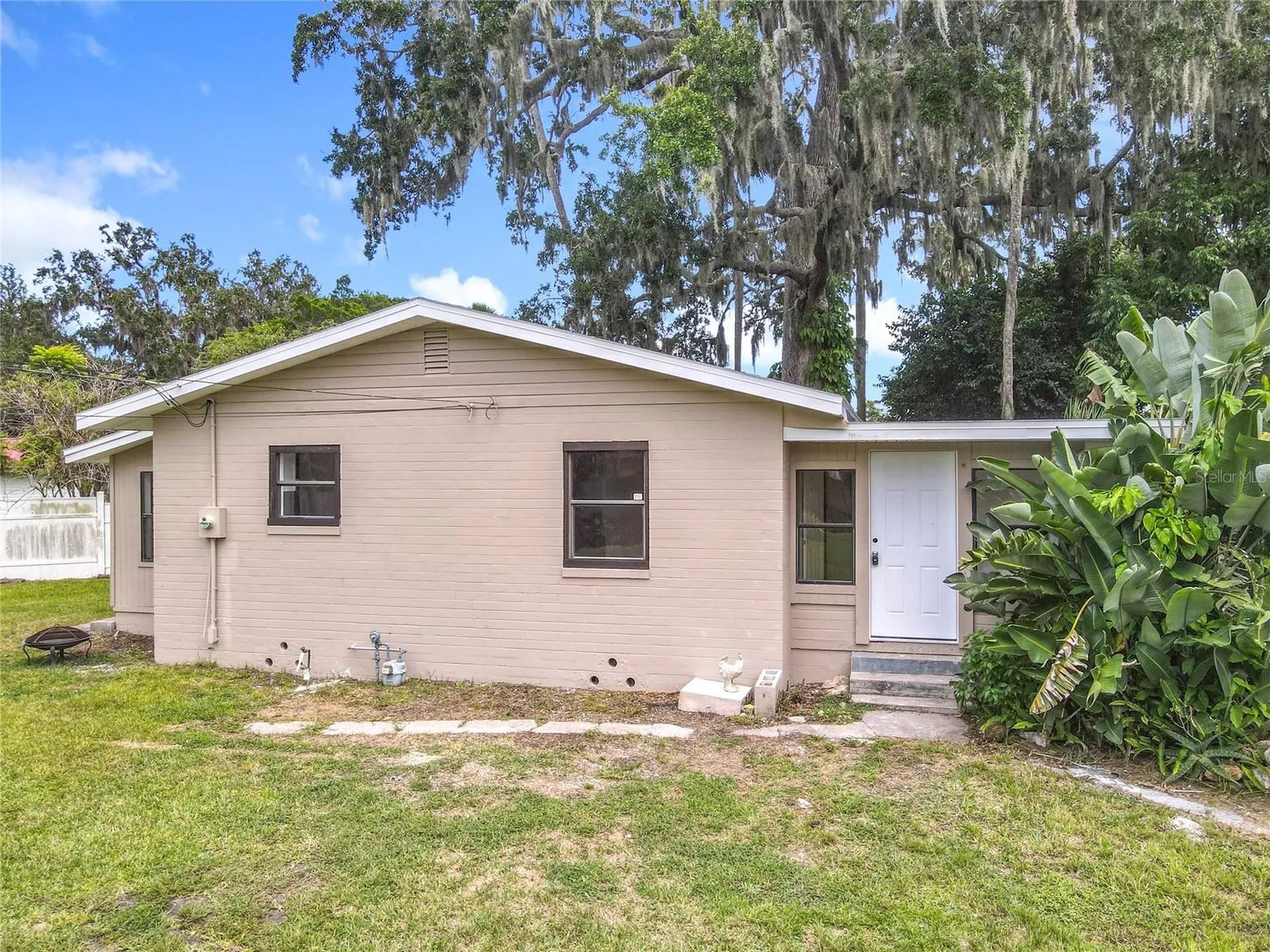 633 1/2 Elm Avenue Daytona Beach FL 32117