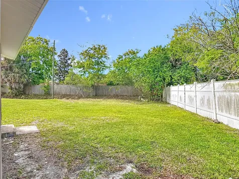 633 1/2 Elm Avenue Daytona Beach FL 32117