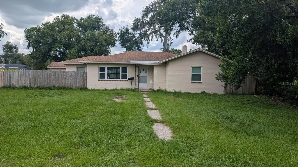 1301 N Barnes Street Plant City FL 33563