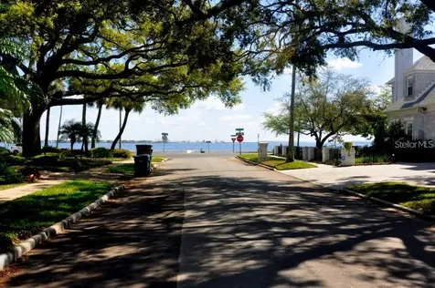 2905 W Bay Court Avenue Tampa FL 33611