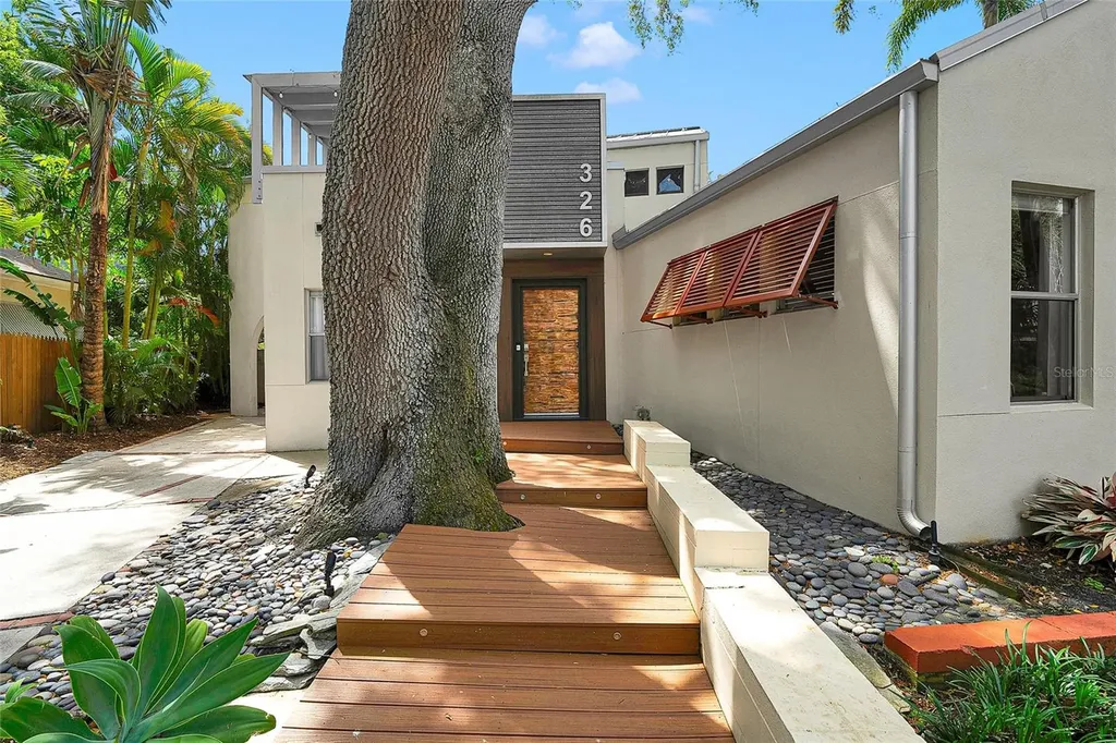 326 16th Avenue NE St Petersburg FL 33704