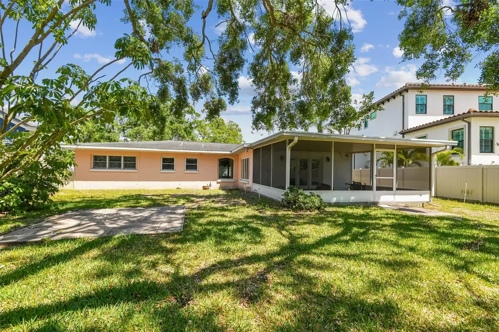 2607 S Bryant Circle Tampa FL 33629