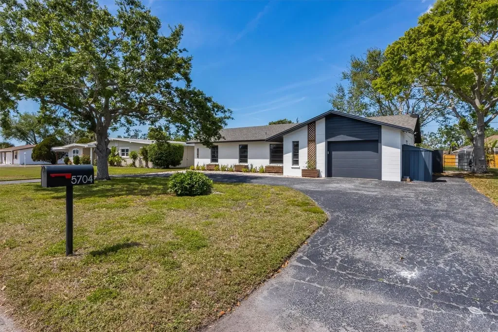 5704 2nd Avenue Drive NW Bradenton FL 34209