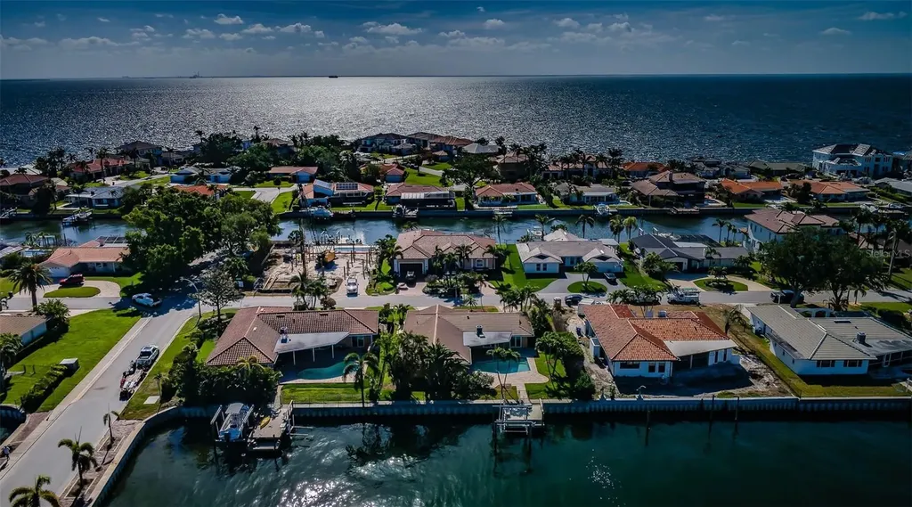 1989 Hawaii Avenue NE St Petersburg FL 33703