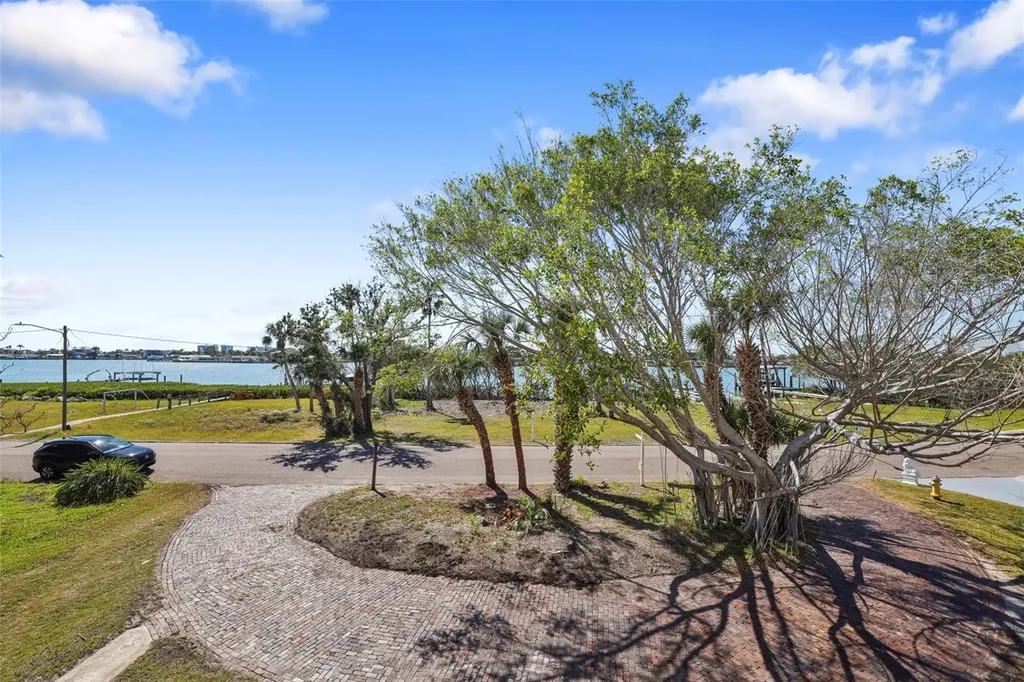 636 Sunset Drive S St Petersburg FL 33707
