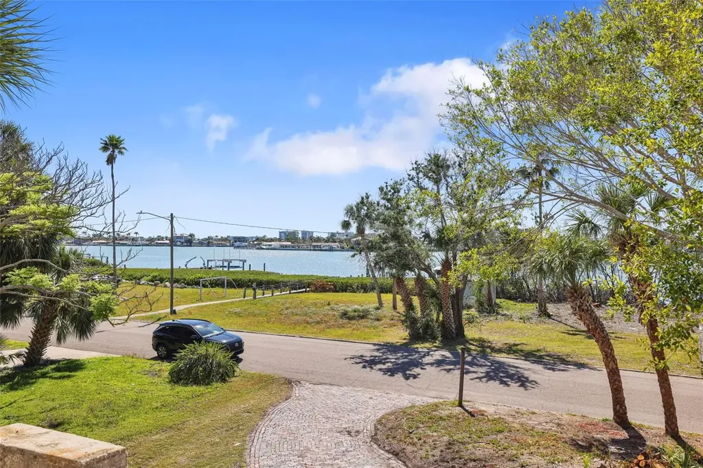636 Sunset Drive S St Petersburg FL 33707
