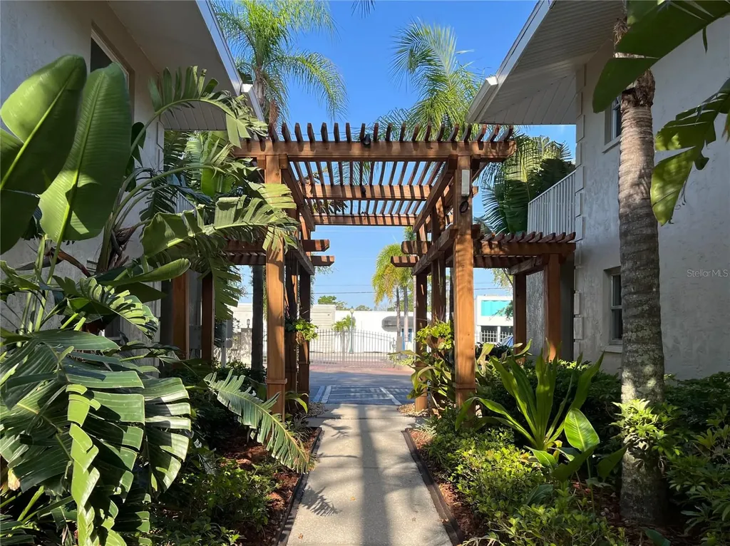 900 La Costa Circle Sarasota FL 34237