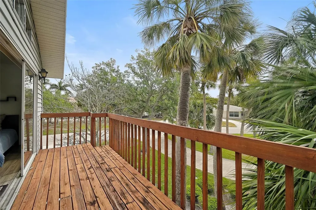 105 Island Circle Sarasota FL 34242