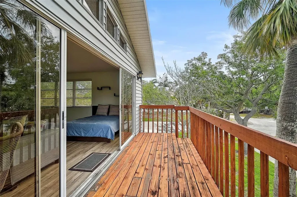 105 Island Circle Sarasota FL 34242
