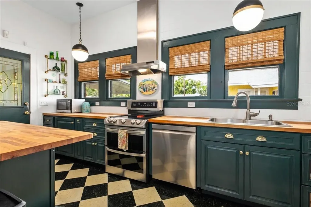 2326 2nd Avenue E Bradenton FL 34208