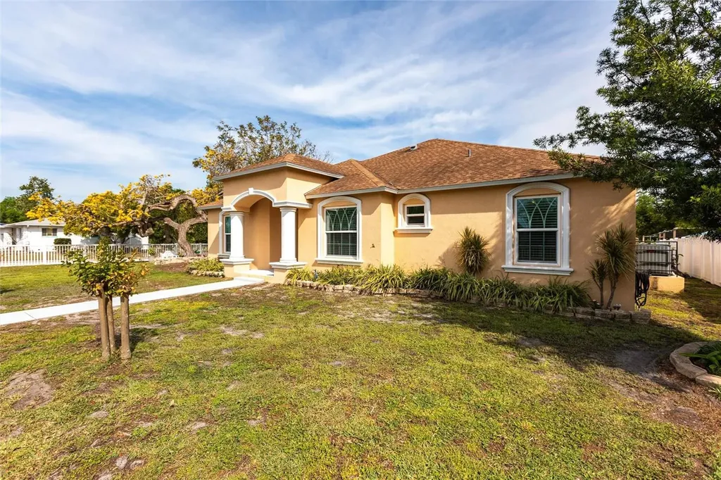 5253 1st Avenue N St Petersburg FL 33710