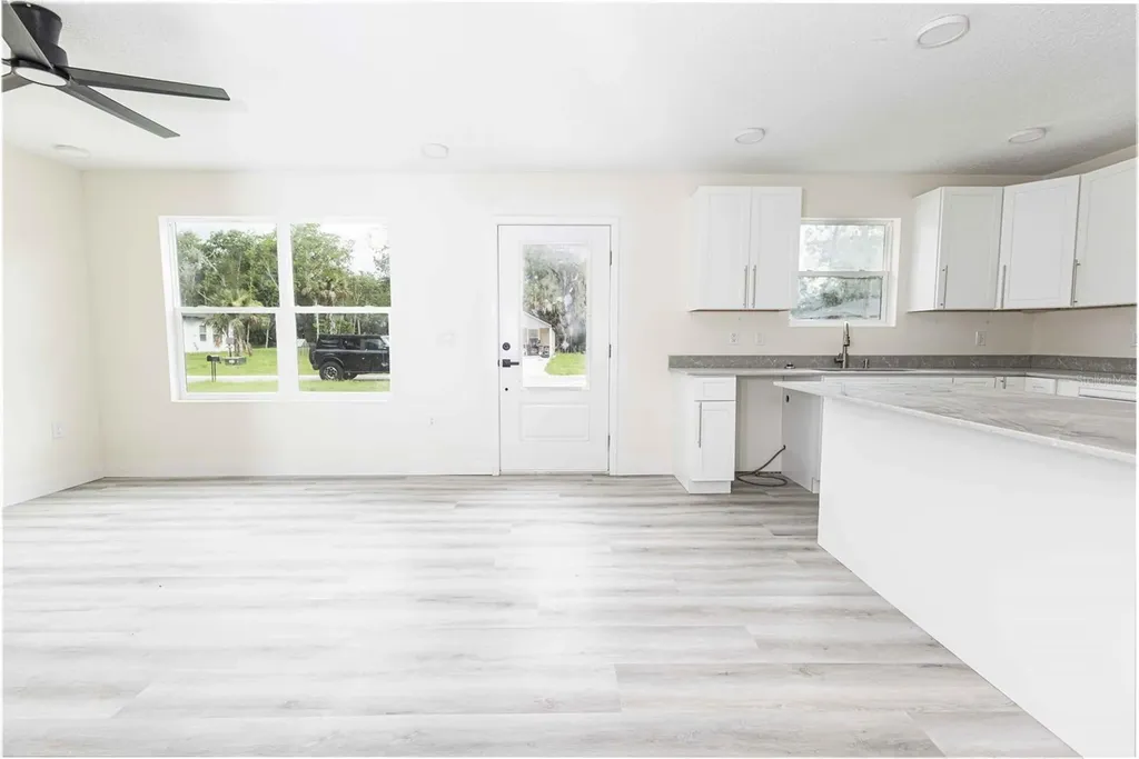 2399 Cr 423 Lake Panasoffkee FL 33538