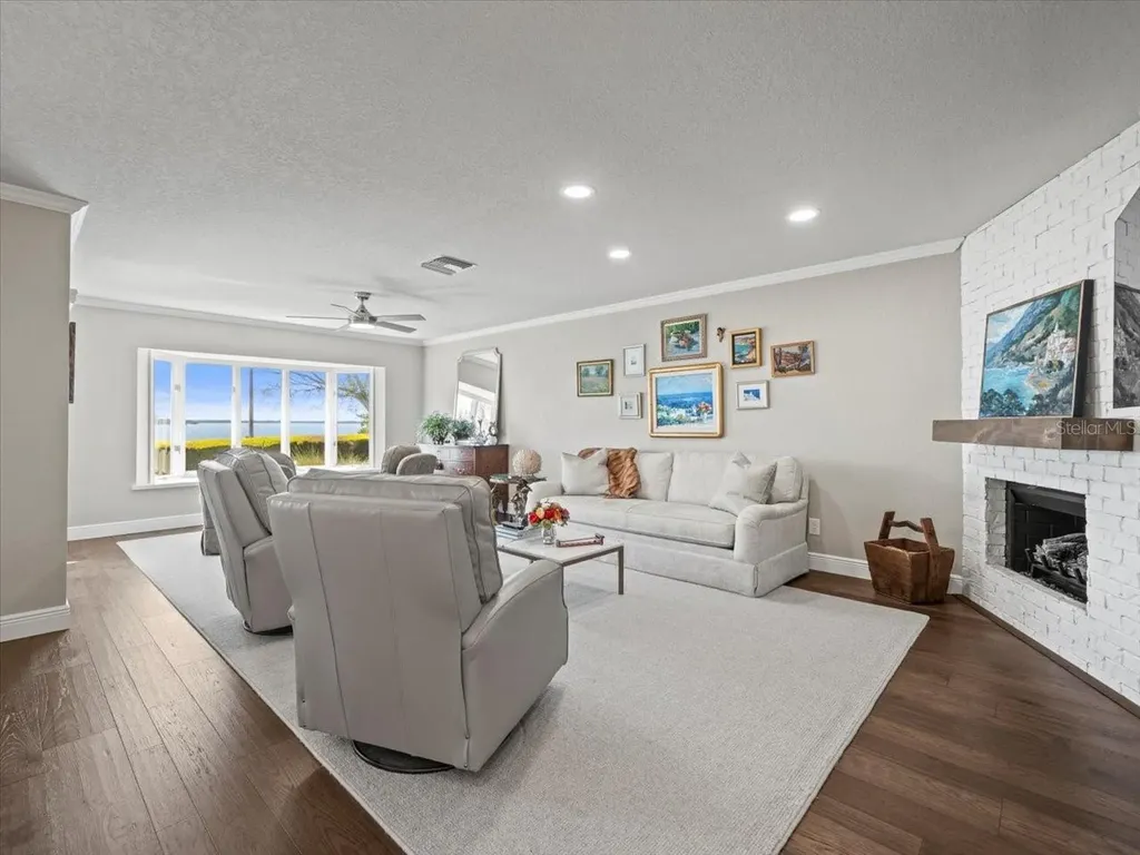 2087 Edgewater Drive Clearwater FL 33755