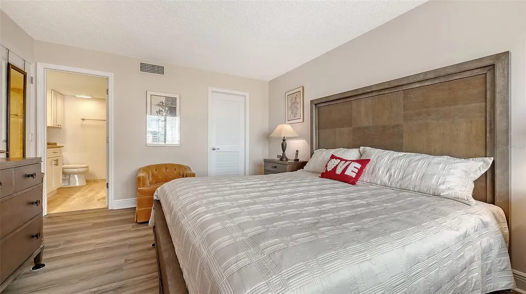 1104 Benjamin Franklin Drive Sarasota FL 34236