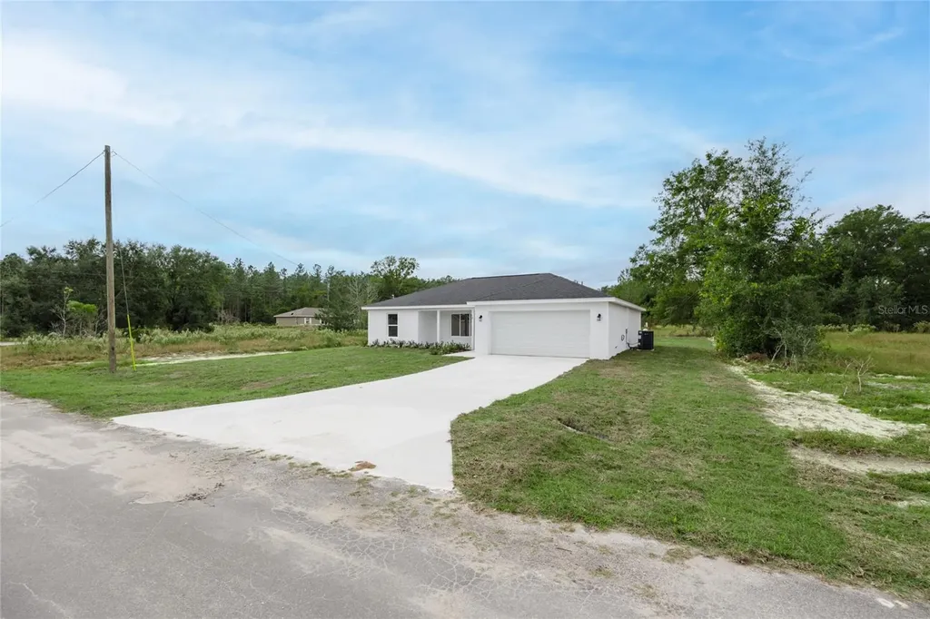 18 Malauka Loop Pass Ocklawaha FL 32179