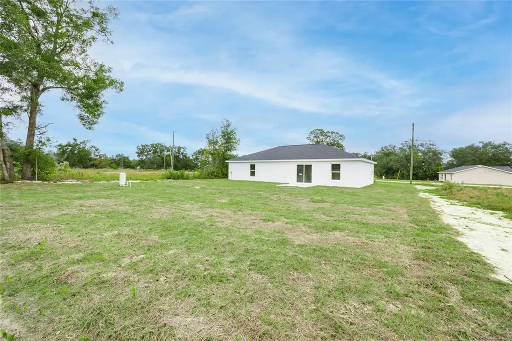 18 Malauka Loop Pass Ocklawaha FL 32179