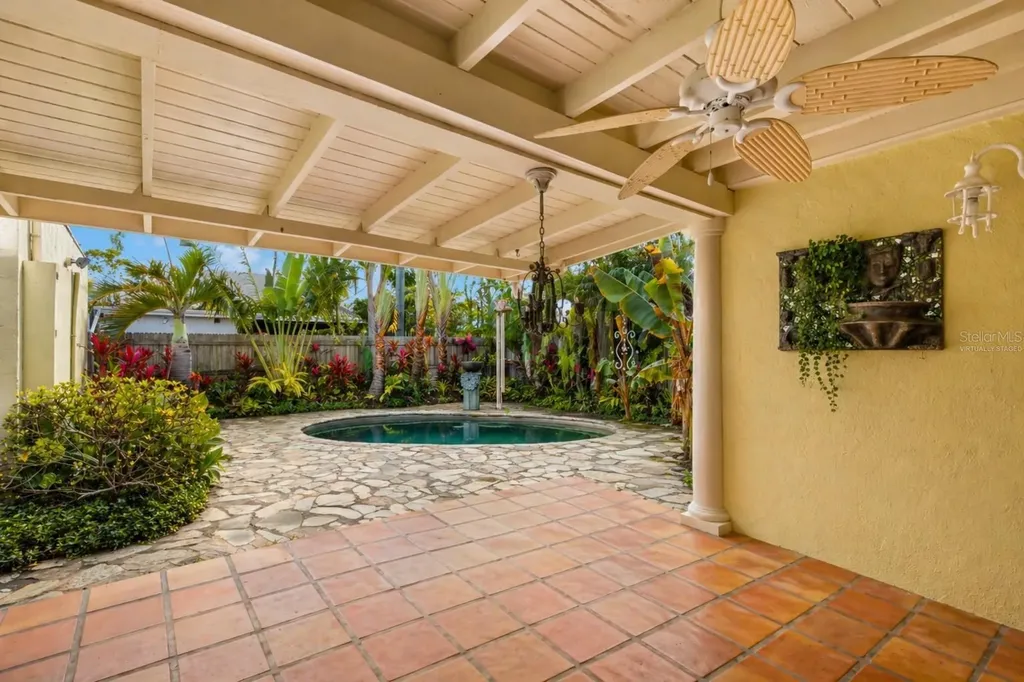 646 16th Avenue NE St Petersburg FL 33704
