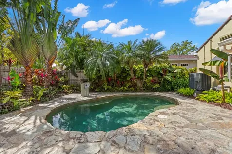 646 16th Avenue NE St Petersburg FL 33704