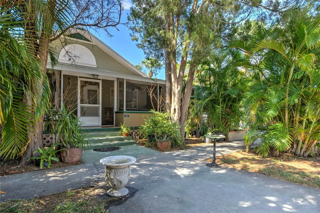 921 24th Avenue N St Petersburg FL 33704