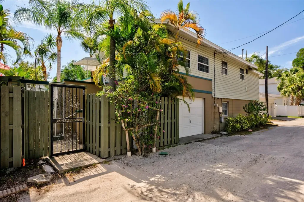 921 24th Avenue N St Petersburg FL 33704