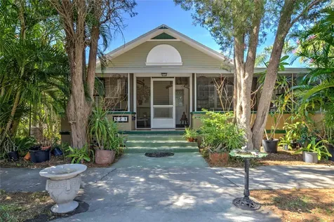 921 24th Avenue N St Petersburg FL 33704