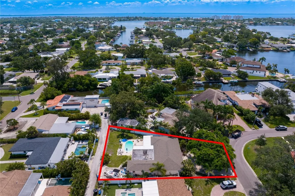 843 37th Avenue NE St Petersburg FL 33704