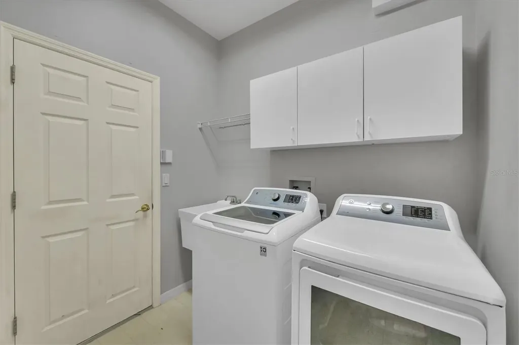5106 Far Oak Circle Sarasota FL 34238