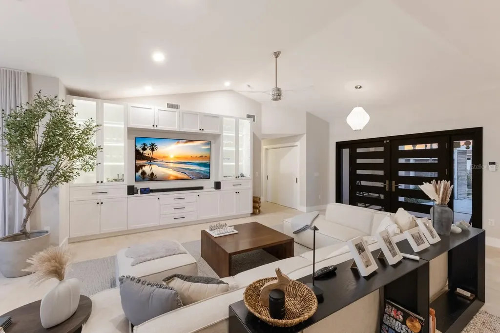 238 Island Circle Sarasota FL 34242
