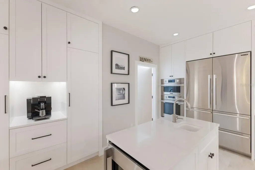238 Island Circle Sarasota FL 34242