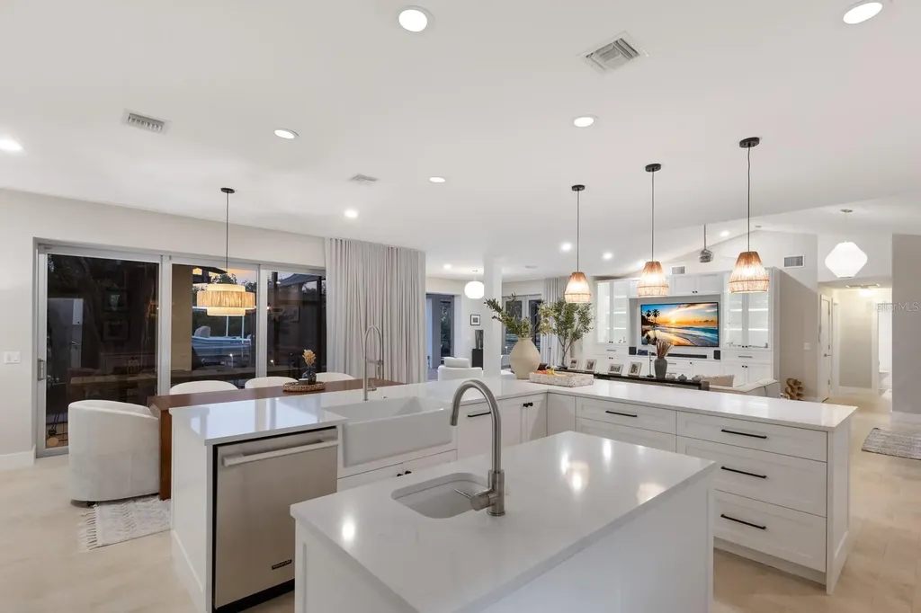238 Island Circle Sarasota FL 34242