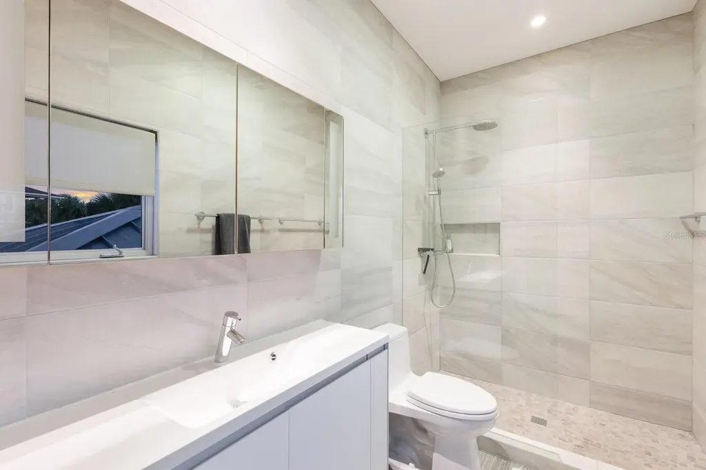 238 Island Circle Sarasota FL 34242