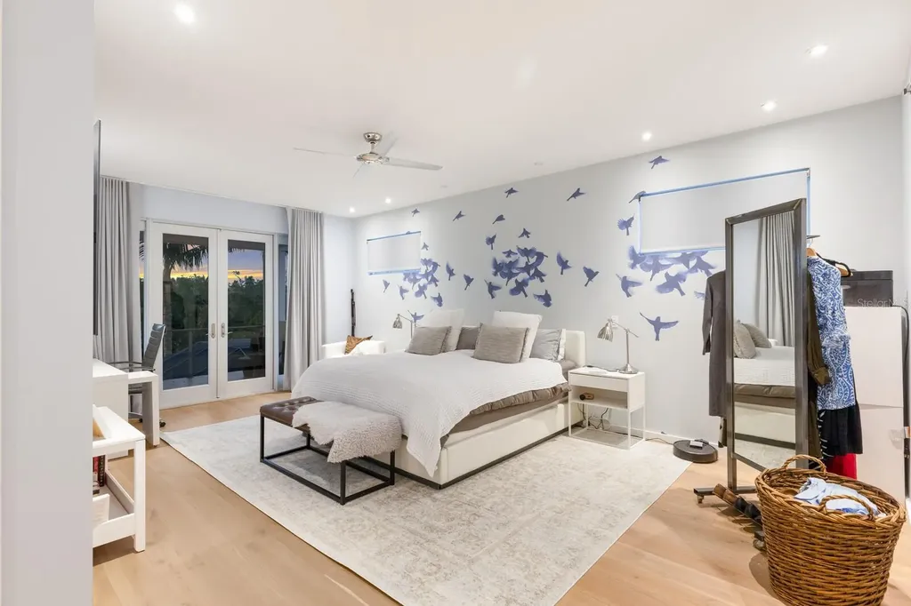 238 Island Circle Sarasota FL 34242