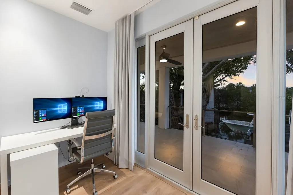238 Island Circle Sarasota FL 34242