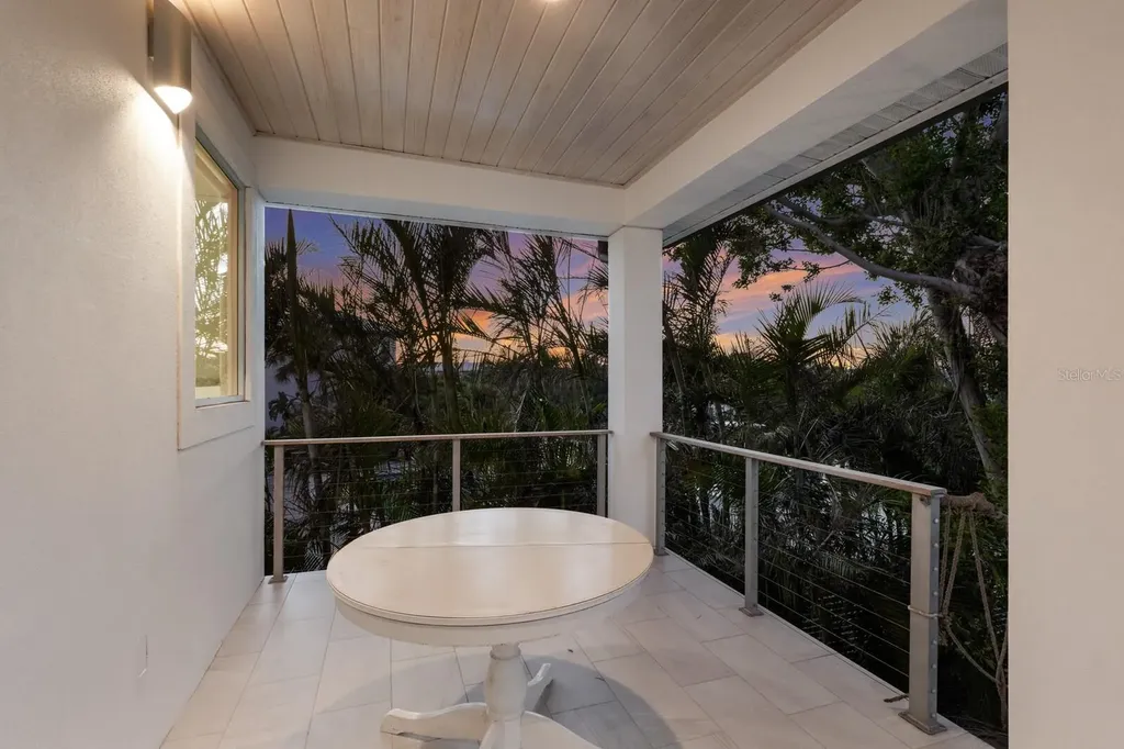 238 Island Circle Sarasota FL 34242