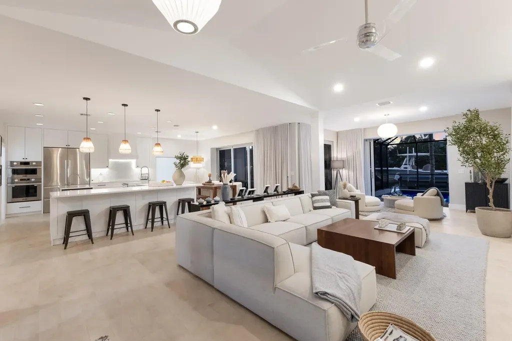 238 Island Circle Sarasota FL 34242