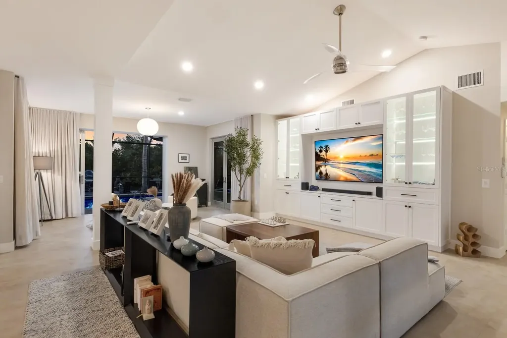 238 Island Circle Sarasota FL 34242