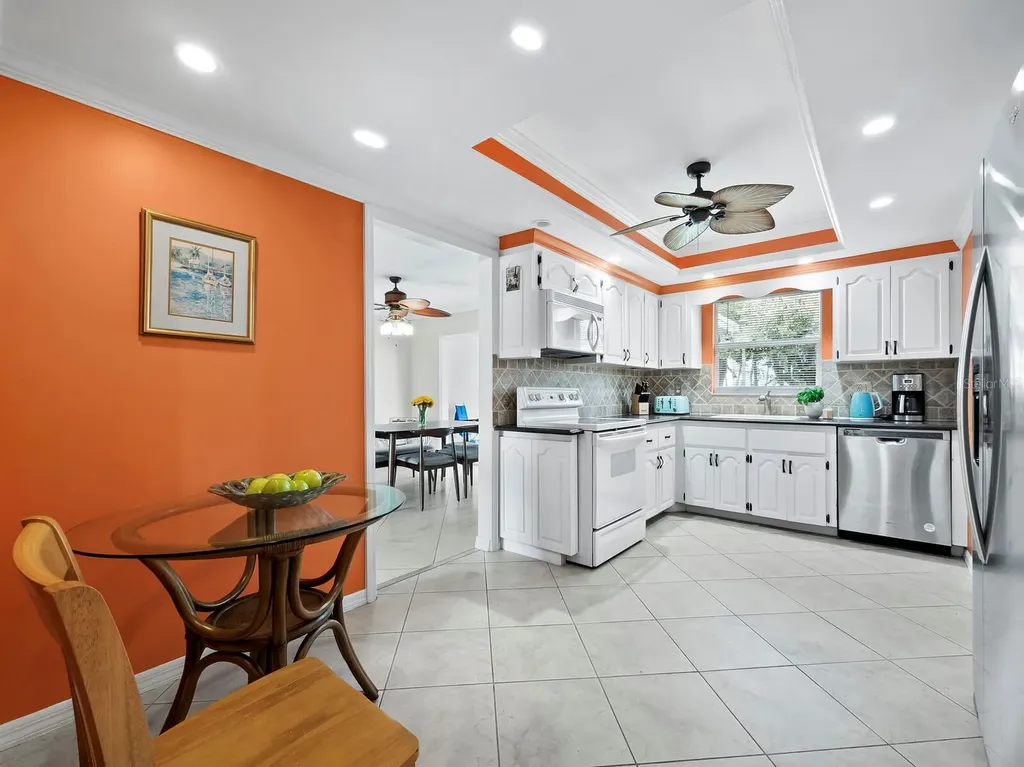 565 Sutton Place Longboat Key FL 34228