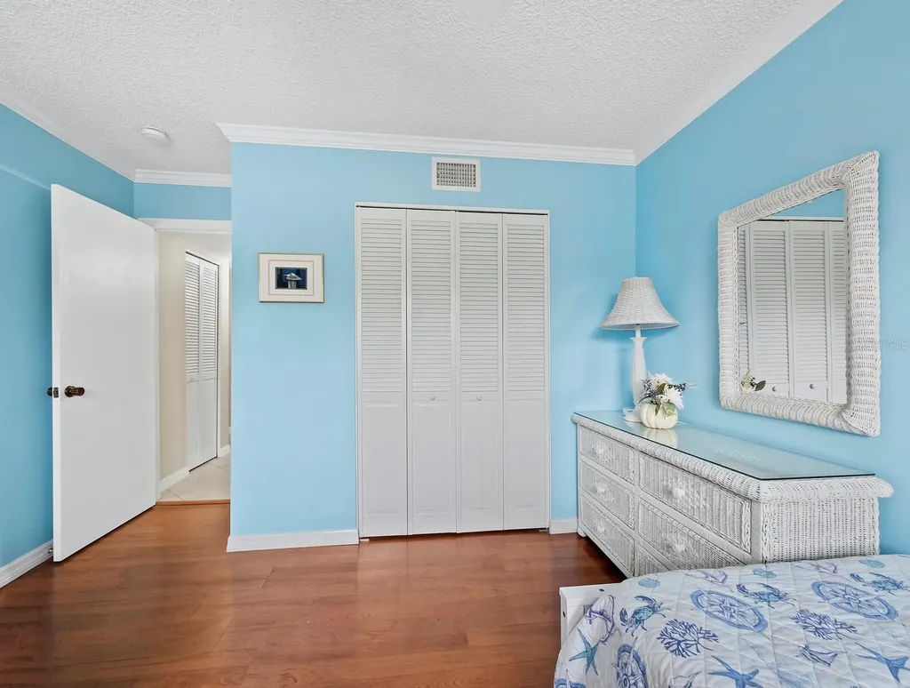 565 Sutton Place Longboat Key FL 34228