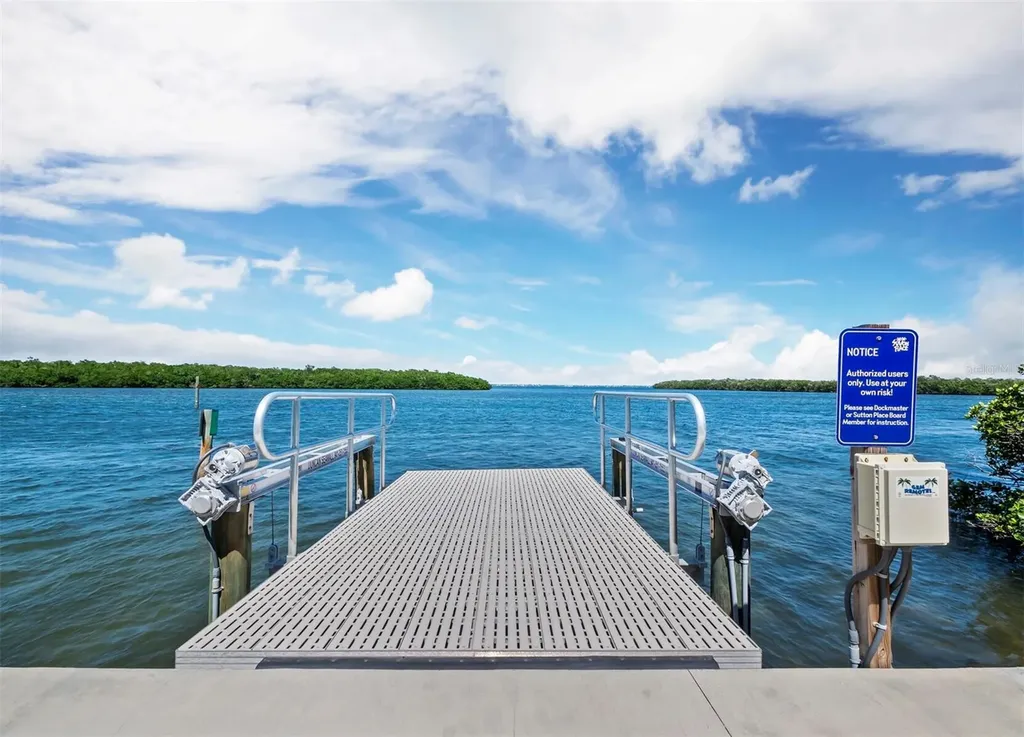 565 Sutton Place Longboat Key FL 34228