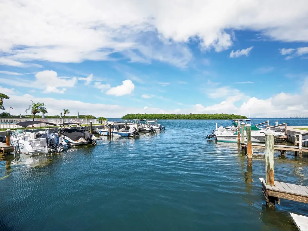 565 Sutton Place Longboat Key FL 34228
