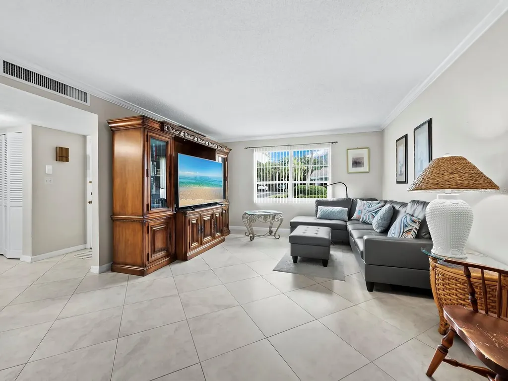 565 Sutton Place Longboat Key FL 34228