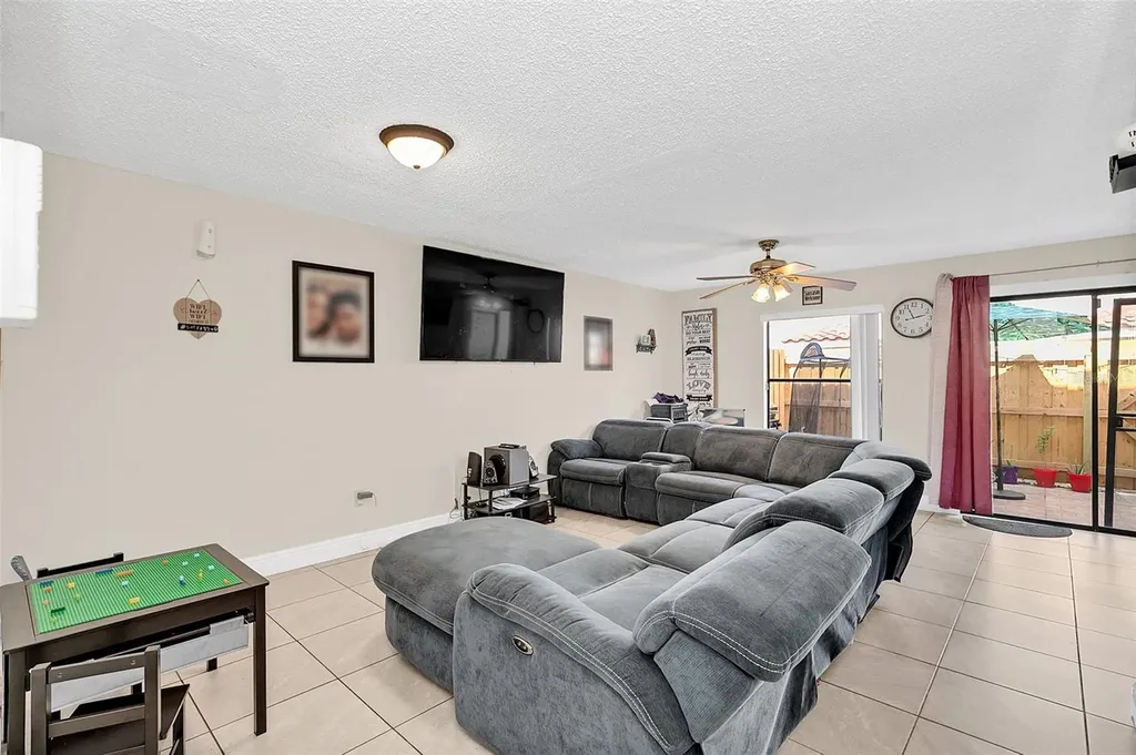 1612 Sandy Point Square Orlando FL 32807