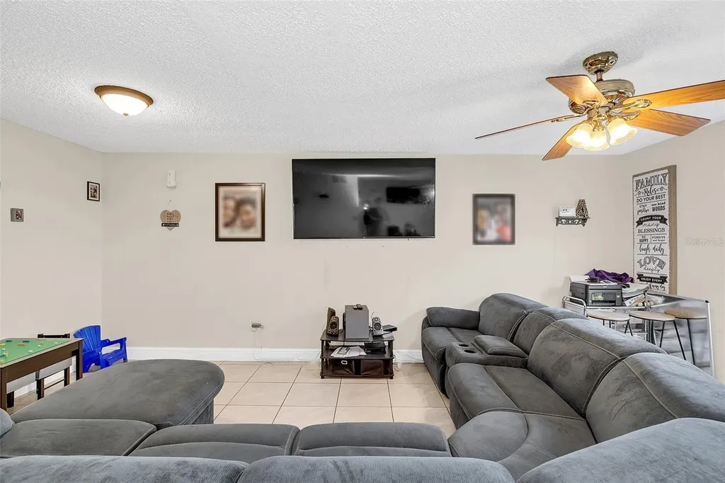 1612 Sandy Point Square Orlando FL 32807