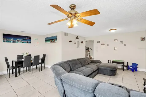 1612 Sandy Point Square Orlando FL 32807