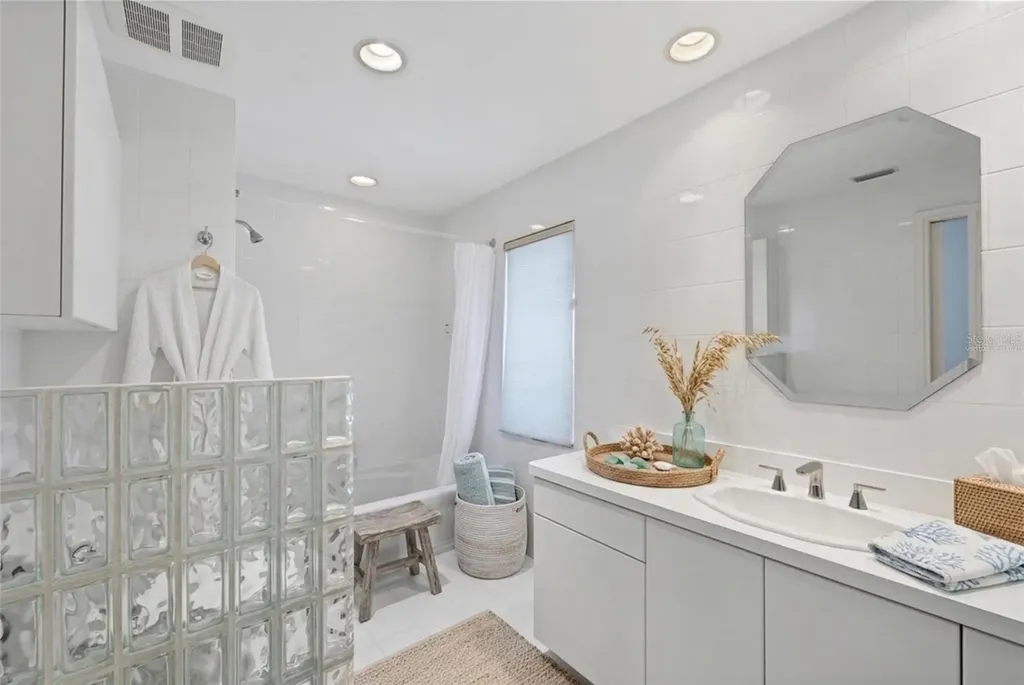 2918 Avenue E Holmes Beach FL 34217