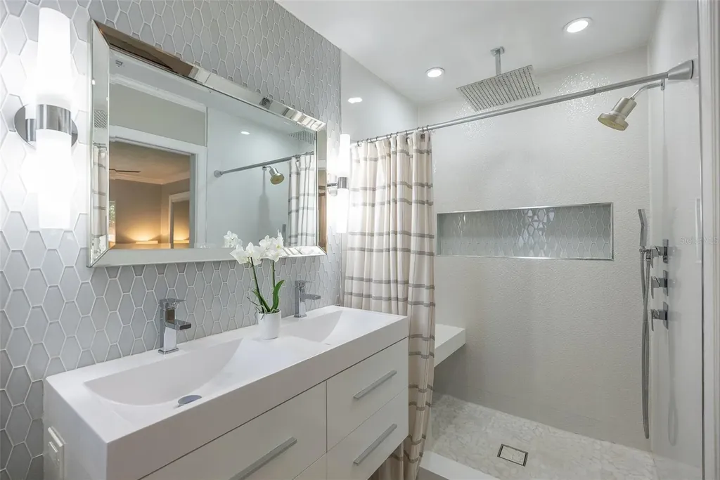 7141 37th Avenue N St Petersburg FL 33710