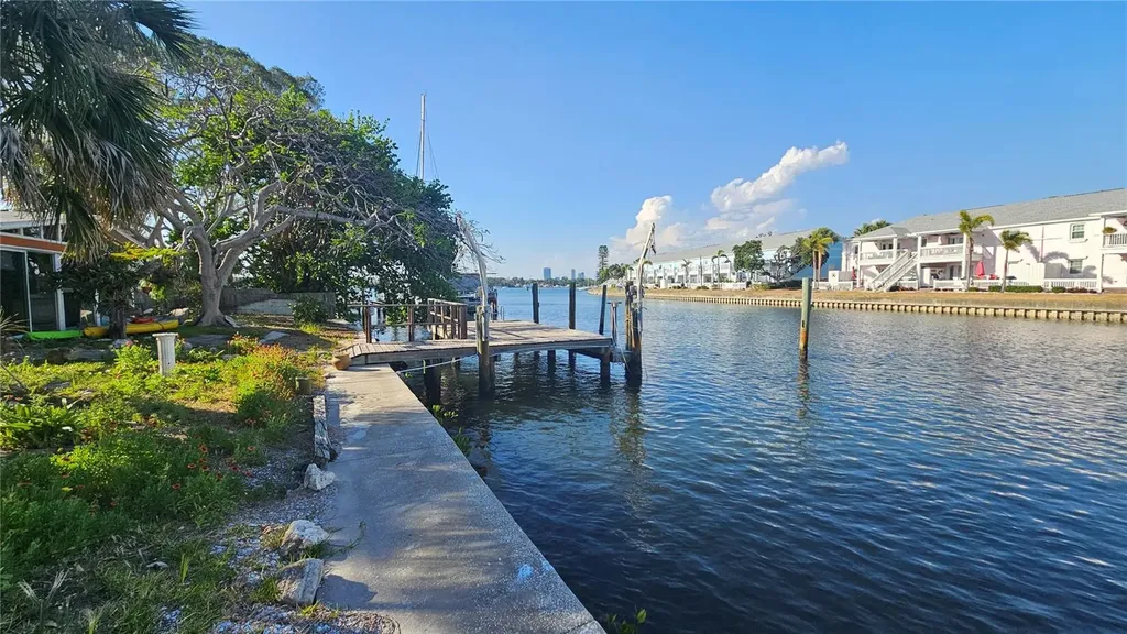 6 Sea Lane S St Petersburg FL 33705