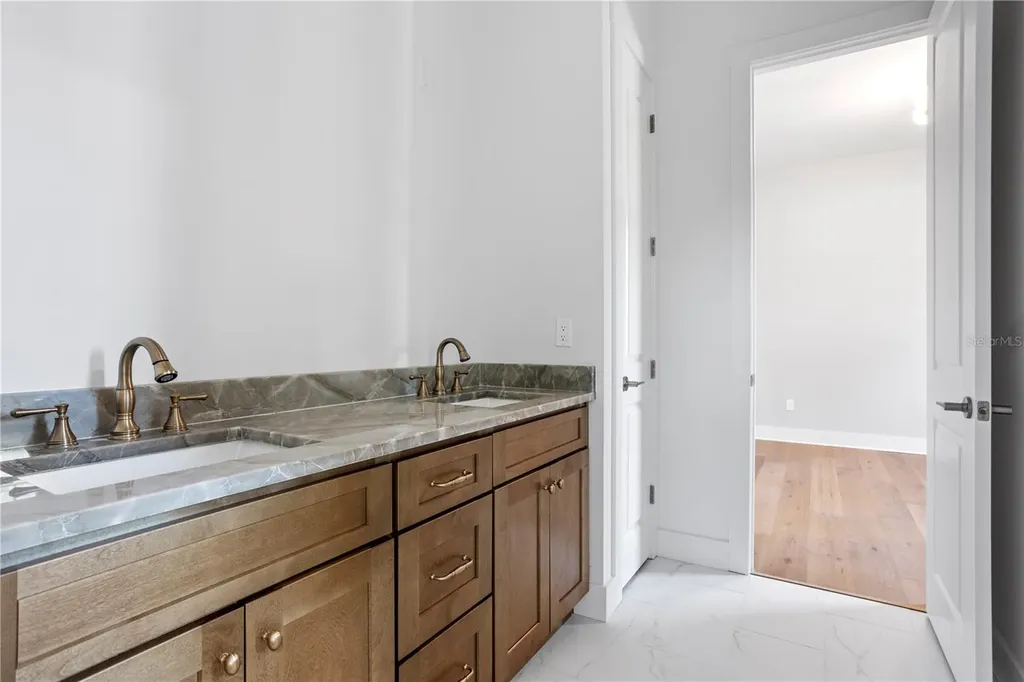 2805 W Wallace Avenue Tampa FL 33611