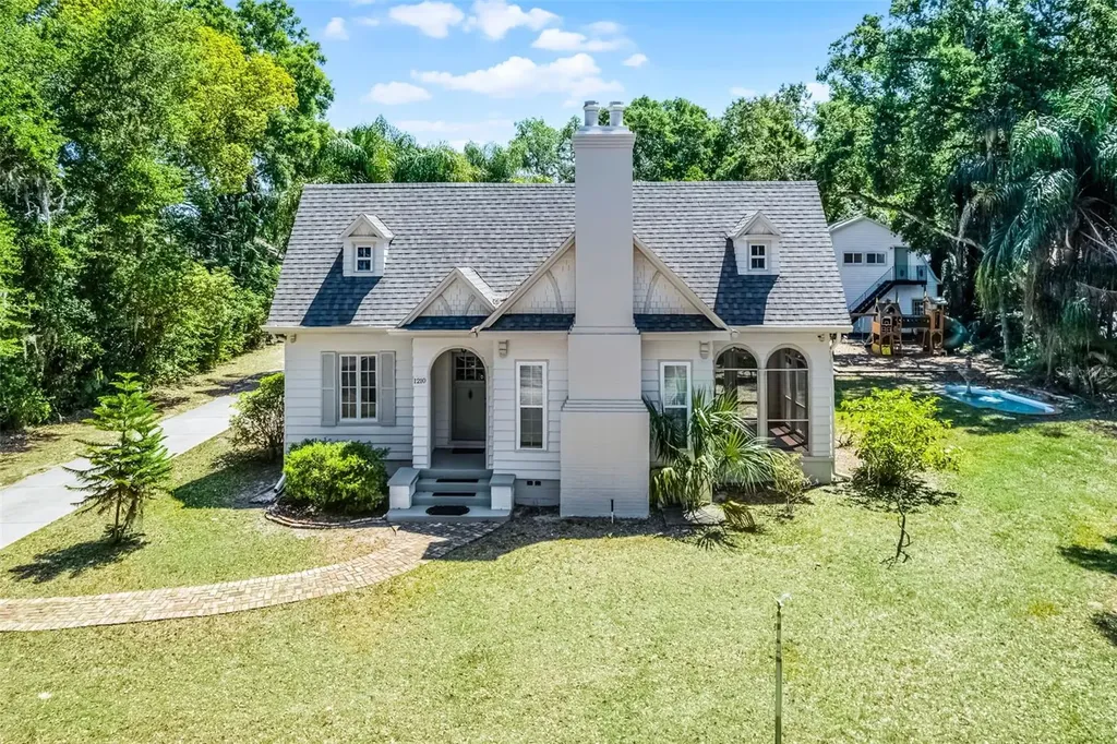 1210 S Clayton Street Mount Dora FL 32757